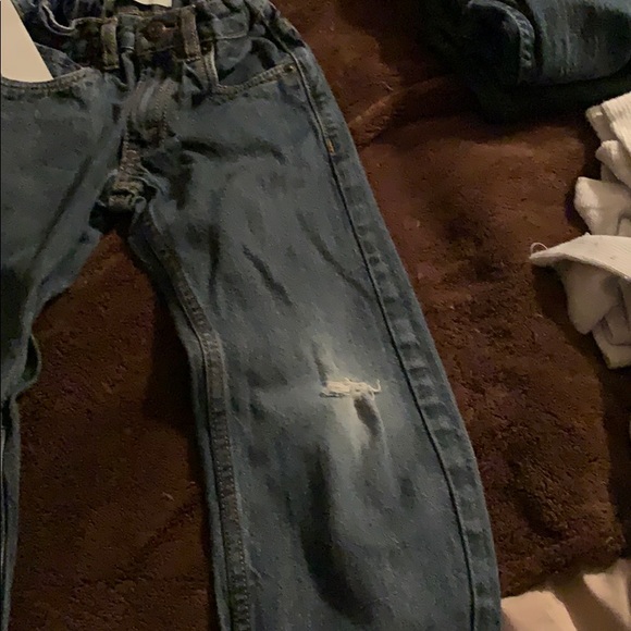 Boys size 5 jeans with holes - Picture 3 of 3